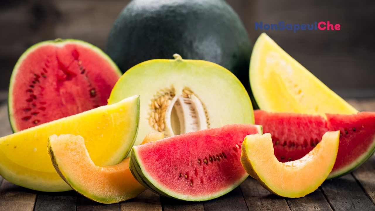 Con il caldo mangiare melone e cocomero ha i suoi pro e i suoi