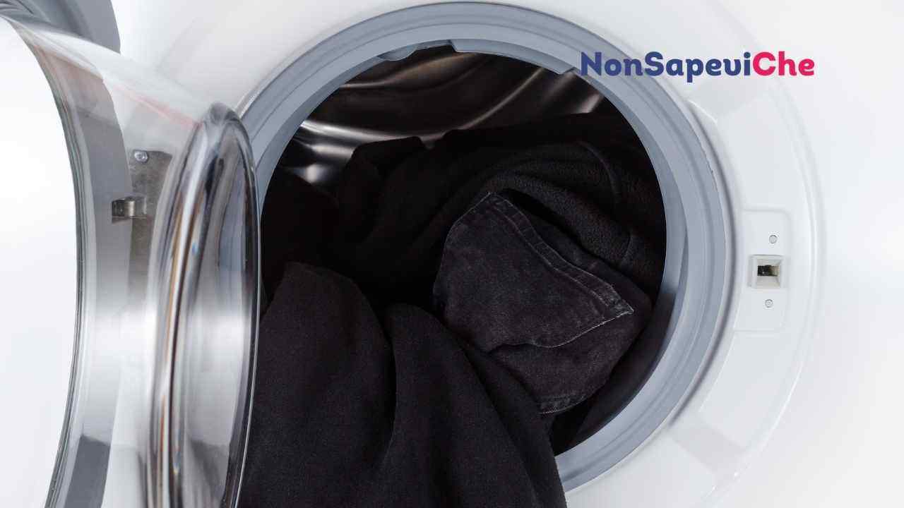 Vestiti neri da lavare in lavatrice: i rimedi naturali che funzionano davvero
