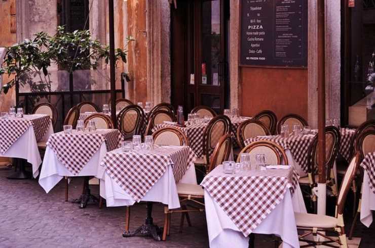 Il conto del ristorante previsto dal galateo, come si deve dividere