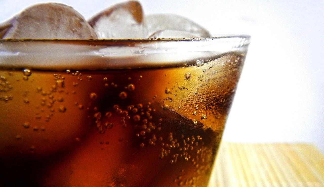 coca cola, le bevande da non mangiare se la bevi