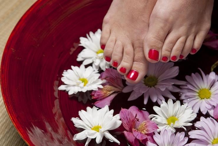 Pedicure perfetta in cinque mosse, i tuoi piedi non sembreranno più gli stessi