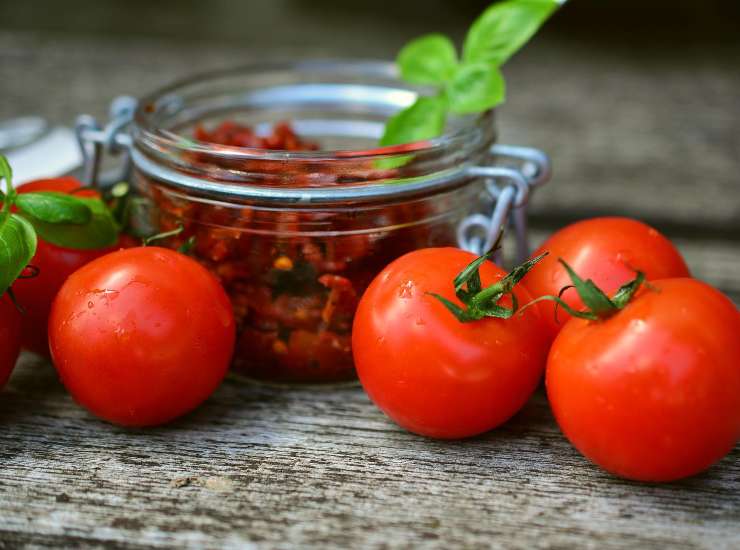 come fare i pomodori secchi in conserva per averli pronti tutto l'anno 29062022 Nonsapeviche