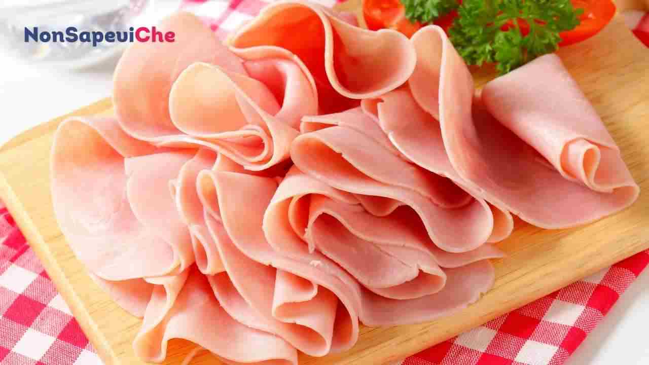 Prosciutto cotto, ecco perché non dovremmo mangiarlo