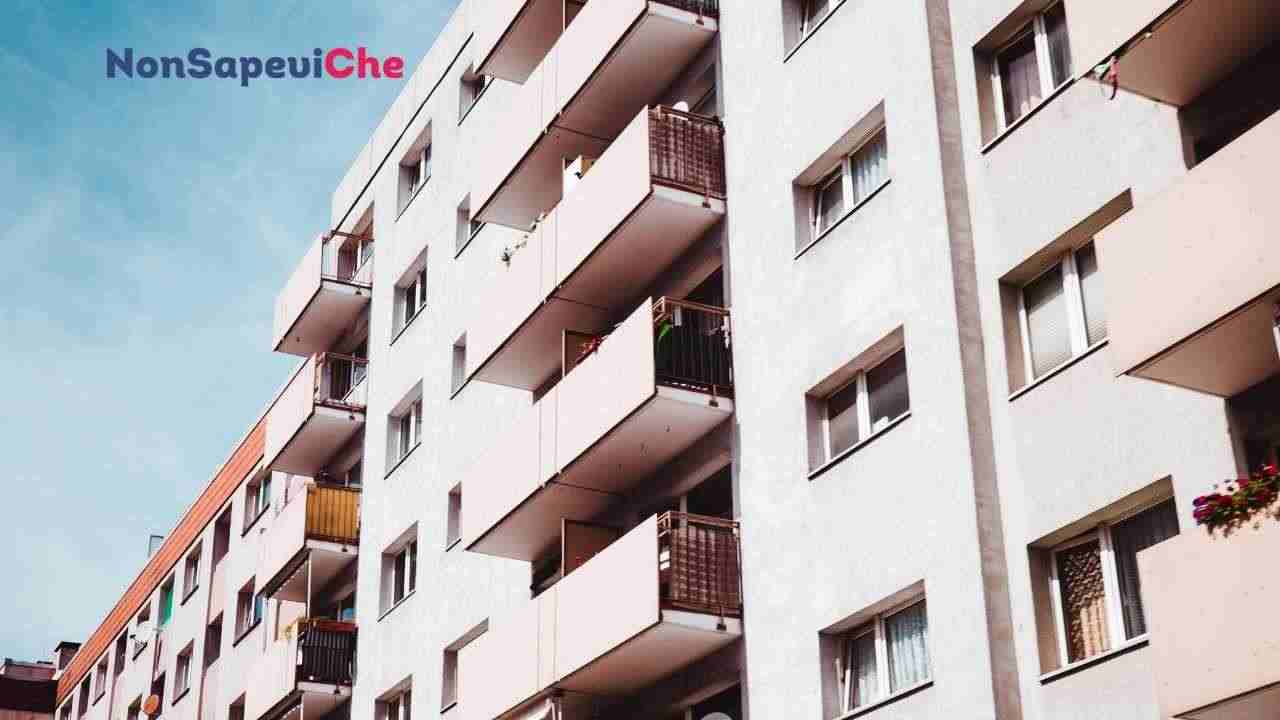 Regole condominiali, gli orari per il silenzio, i lavori, rumori nel cortile, tutto quello che c'e da sapere