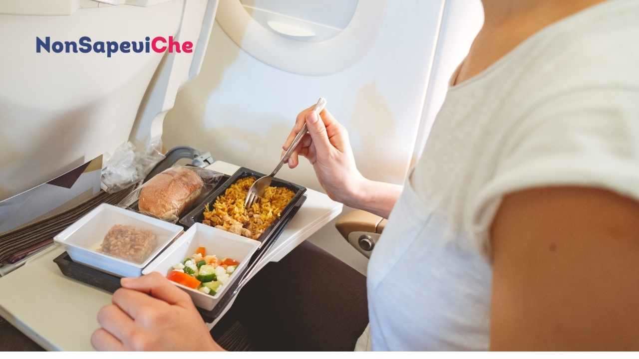 Viaggio aereo: il segreto per avere bibite o cibo gratis