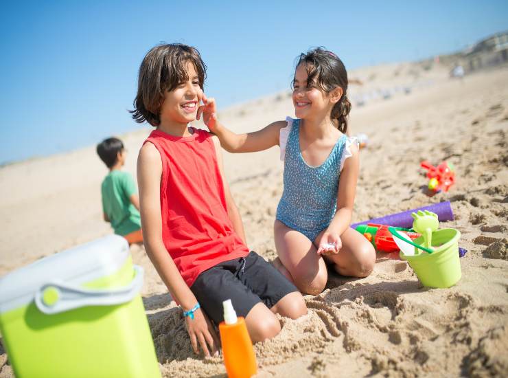 bambini in spiaggia attenzione