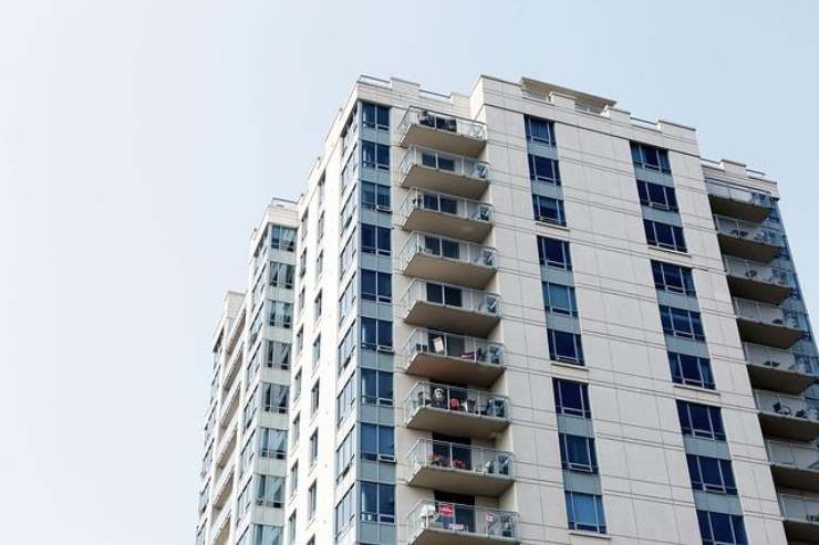 Regole condominiali, gli orari per il silenzio, i lavori, rumori nel cortile, tutto quello che c'e da sapere