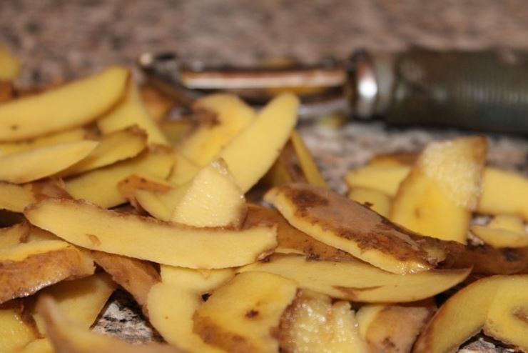 Non buttare le bucce di patate, se utilizzate così ti faranno splendere la casa