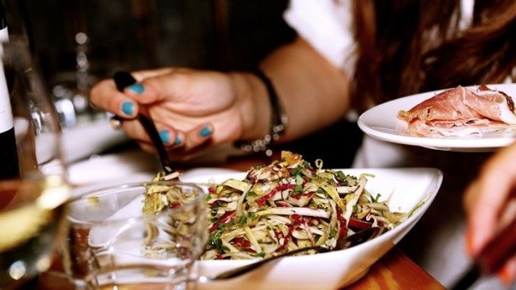 Non sottovalutate questi sintomi dopo aver mangiato, potrebbe trattarsi di un intossicazione da cibo