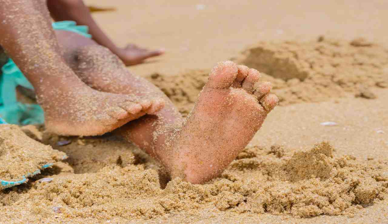 trucco per eliminare la sabbia dai piedi