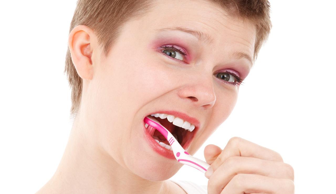 Igiene orale scarsa, molti italiani lavano i denti al contrario