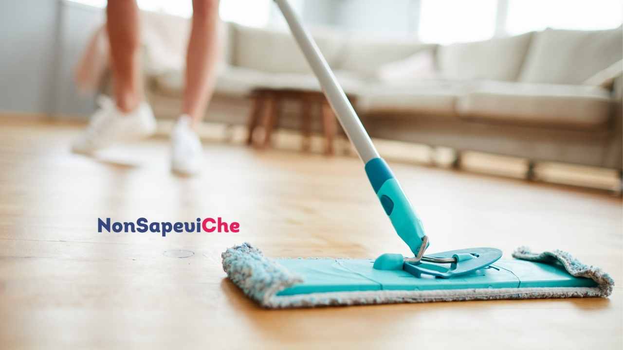 parquet in casa oltre a lavarlo lo devi anche disinfettare, ecco cosa utilzzare per non rovinarlo 30082022 Nonsapeviche