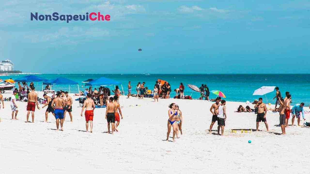 Spiaggia le regole da adottare sotto l'ombrellone, il vademecum da sapere