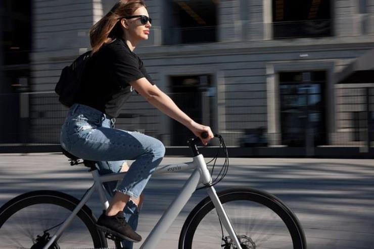 Patente per le biciclette con tanto di targa dove sta succedendo?