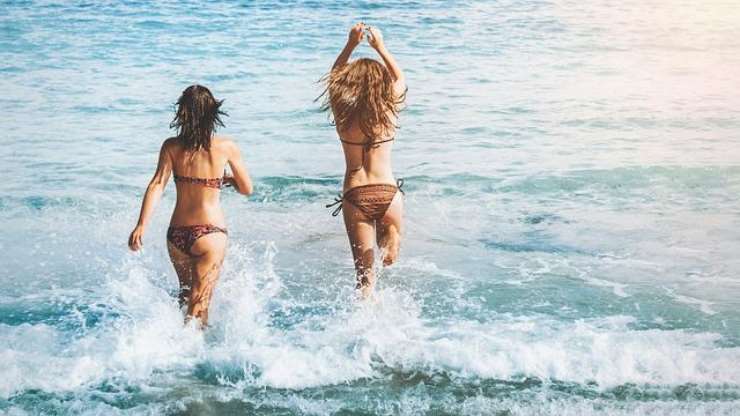 Spiaggia le regole da adottare sotto l'ombrellone, il vademecum da sapere