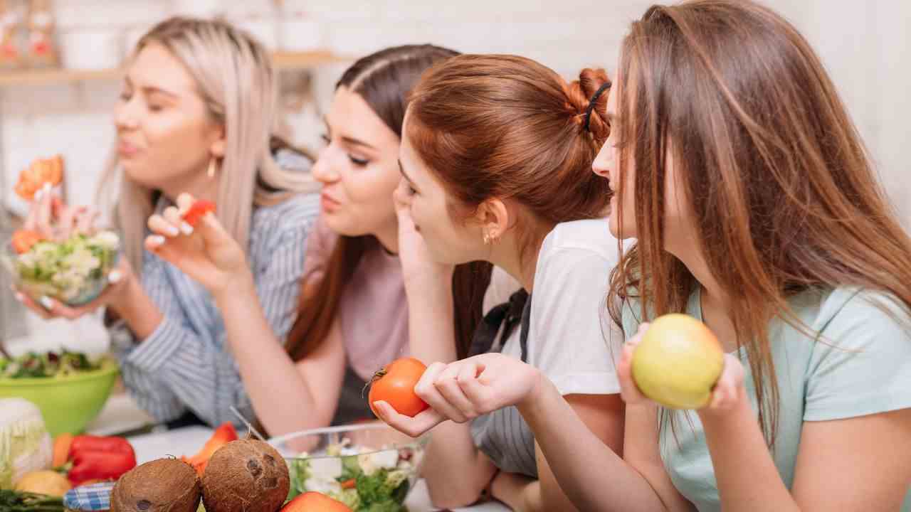 Un'altra bufala piuttosto diffusa è quella secondo cui lo zucchero di canna grezzo sia più salutare di quello bianco, però, è errato. Come dichiarato anche dall’Istituto Superiore di Sanità, infatti, la molecola che compone lo zucchero bruno è la stessa dello zucchero bianco, ovvero il saccarosio, che può essere estratto dalla barbabietola o dalla canna da zucchero. La differenza tra i due, allora, sta nel fatto che lo zucchero della barbabietola subisce sempre un processo di raffinazione per il semplice motivo che i residui non sono gradevoli al palato, pertanto vengono rimossi tramite processi industriali che però mantengono intatte le proprietà organolettiche del prodotto.