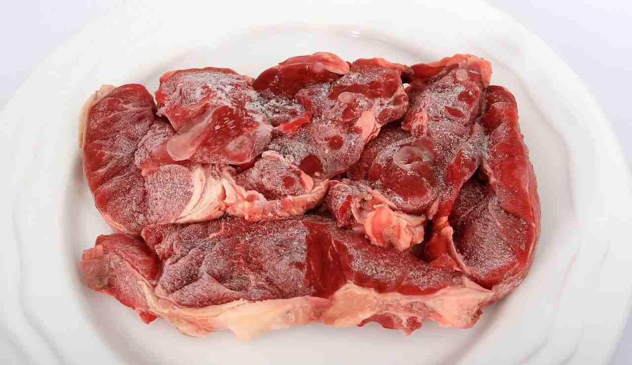 Carne: come scongelarla in pochissimo tempo, ecco un bel trucchetto