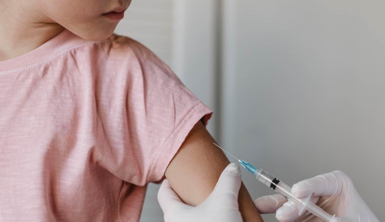 Covid allerta contagi, nuovi vaccini nella fascia 5-11 anni, sentiamo cosa dice l'esperto