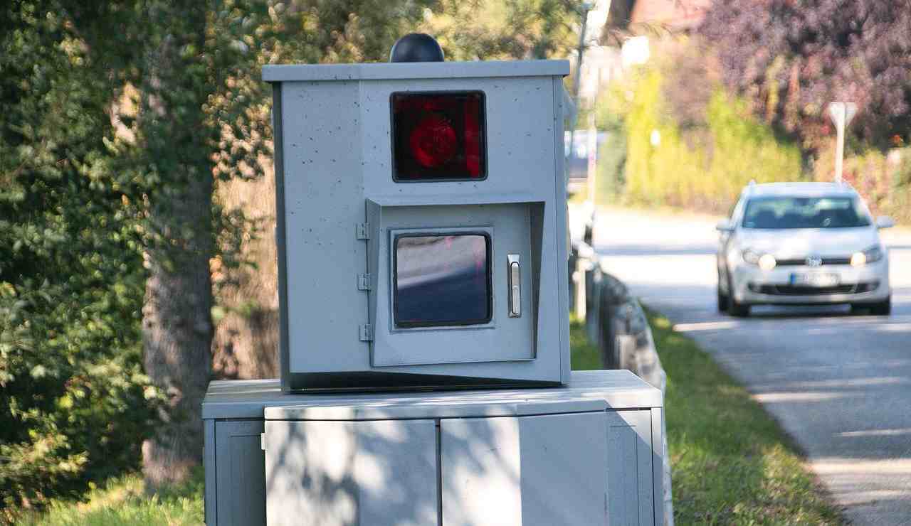 Non fare mai questo trucchetto sulla targa l'autovelox no ti piglia ma ti becci una sanzione