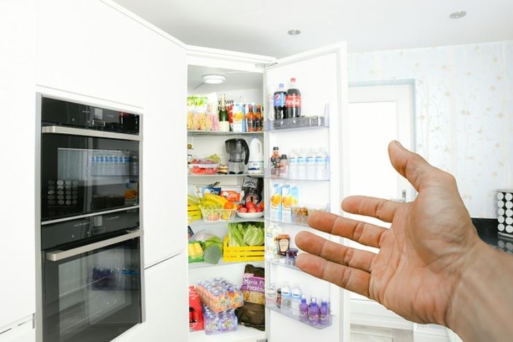 Il frigorifero puzza anche se lo ritieni pulito, ecco da dove arriva l'odore sgradevole